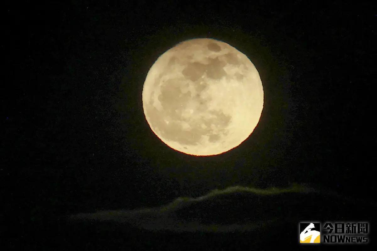 ▲《NOWnews》獨家捕捉今晚的「草莓月亮」，在夜空中又大又圓超美麗。（圖／記者葉政勳攝）