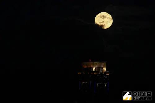 ▲天空中的雲朵仍蓋不住「草莓月亮」的光芒。（圖／記者葉政勳攝）