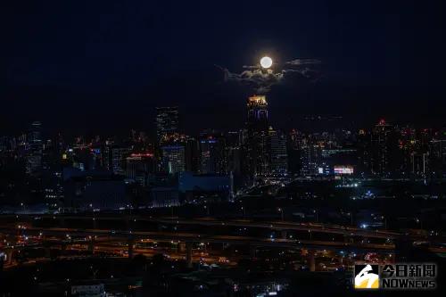 ▲「草莓月亮」恰逢「月亮大停滯」現象，今晚的月亮距離地球超近，因此看起來格外龐大。（圖／記者葉政勳攝）