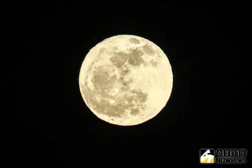 「草莓月亮」其實不是粉紅色的。(圖/記者葉政勳攝) ▲「草莓月亮」不是粉紅色的。(圖/記者葉政勳攝)