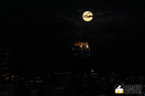 ▲大大的「草莓月亮」到午夜之前都還能直接用肉眼看見。（圖／記者葉政勳攝）