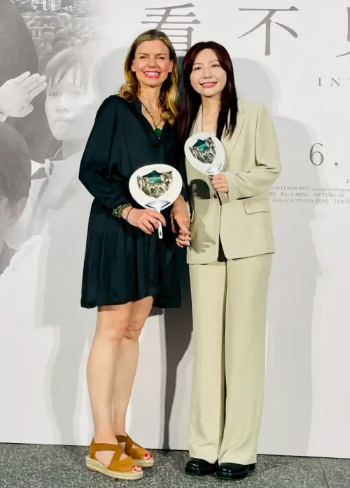 ▲吳沛憶（右）是《看不見的國家）片中出現的女性政治人物代表，表示葛靜文（左）如果要住在台灣，自己願意帶她看房子。（圖／海鵬影業提供）