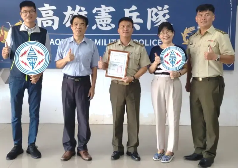 ▲台電公司鳳山區營業處處長洪通澤(左2)到高雄憲兵隊致贈協助破案獎金50萬元，以感謝該隊查獲違規用電追償電費2千多萬元案件，由高雄憲兵隊隊長李金峰(中)代表接受。(圖／台電鳳山區營業處提供)