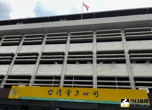 ▲台電公司鳳山區營業處到高雄憲兵隊致贈協助破案獎金50萬元，並鼓勵民眾勇於檢舉，共同打擊不法，遏止違規用電行為。(資料照／記者黃守作攝)