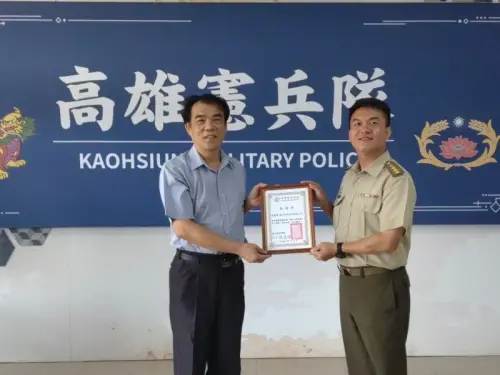 ▲台電公司鳳山區營業處處長洪通澤(左)到高雄憲兵隊致贈協助破案獎金50萬元，由高雄憲兵隊隊長李金峰(右)代表接受。(圖／台電鳳山區營業處提供)