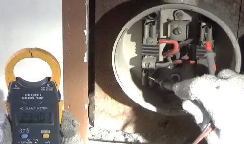 ▲台電公司鳳山區營業處稽查人員查核電錶線路的情形。(圖／台電鳳山區營業處提供)