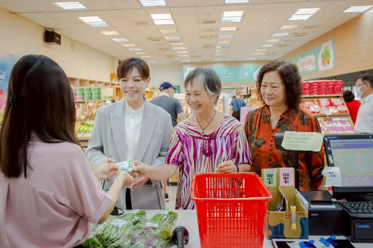 ▲新竹市長高虹安（圖左）在競選期間承諾「增加敬老卡及愛心卡的點數與使用範圍」，政見持續兌現。（圖／取自高虹安臉書）