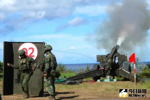 26門155公厘牽引榴彈砲,實施「檢驗射擊」、「同時彈著」及「高射界」三項射擊課目 ▲26門155公厘牽引榴彈砲,實施「檢驗射擊」、「同時彈著」及「高射界」三項射擊課目。(圖/記者莊全成攝,2025.06.11)