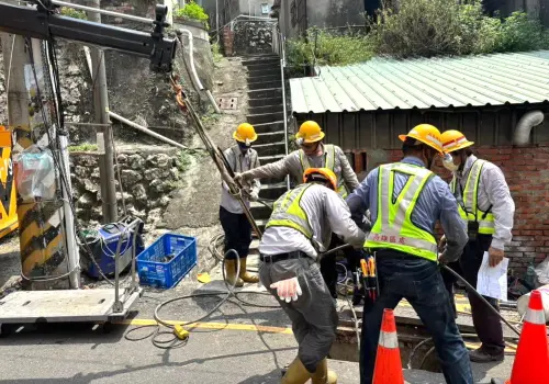 ▲台電高雄區營業處線路課人員針對低壓管線不良，進行更換作業。(圖／台電高雄區營業處提供)