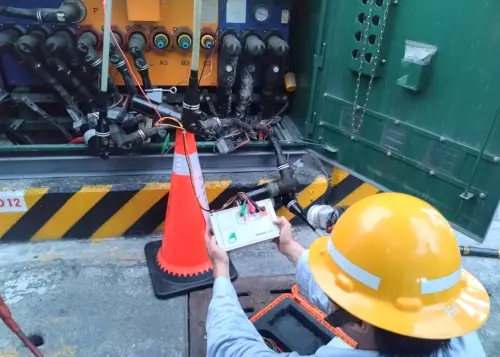 ▲台電公司高雄區營業處線路課人員在電纜修復完成後，進行耐壓測試。(圖／台電高雄區營業處提供)