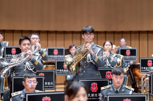 ▲從古典到現代的多元曲目，展現陸軍樂隊卓越的整合能力與演奏實力。（圖／陸軍司令部提供）