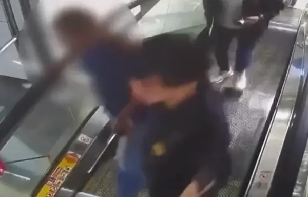 ▲ 事發於11日下午，有一位民眾在北市松山車站月台醉倒，站務員上前關心竟遭揮拳毆打。（圖／翻攝畫面）