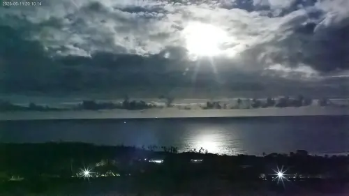 ▲天空的雲層散去之後，就能看到超大的草莓月亮，而且看地面的民宅燈火就能證實，這真的是今天晚上的現況。（圖／東部海岸國家風景區管理處）