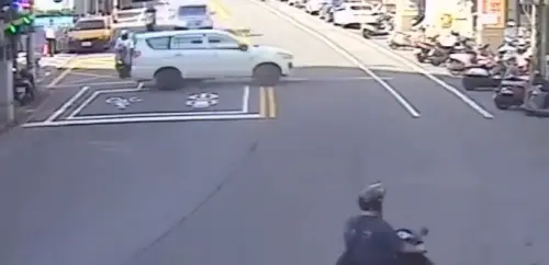 高齡車禍!72歲駕駛加油後暴衝險撞直行騎車 撞爛路邊機車與鐵門