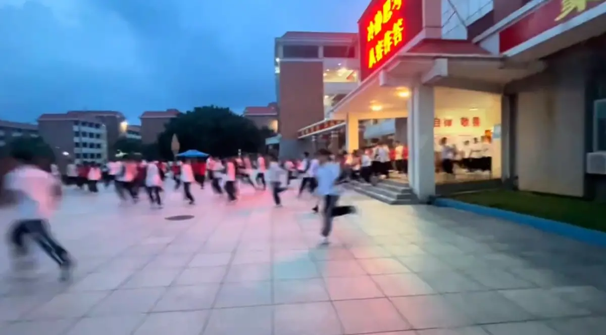 ▲台灣今（11）日晚間7時發生規模6.4地震，福建有震感，一所中學的學生也緊急避難。（圖／翻攝自微博／一一向伊）