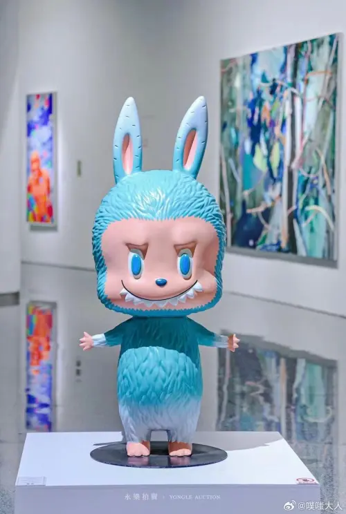 ▲北京一場拍賣會上，一款「全球唯一」的薄荷Labubu雕塑，以人民幣108萬元（約新台幣450萬元）落槌成交。（圖／翻攝自微博）