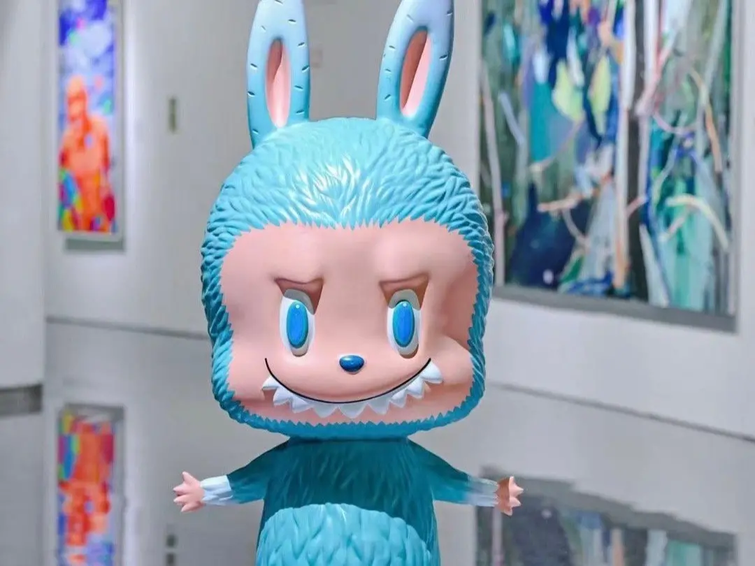 ▲北京一場拍賣會上，一款「全球唯一」的薄荷Labubu雕塑，以人民幣108萬元（約新台幣450萬元）落槌成交。（圖／翻攝自微博）