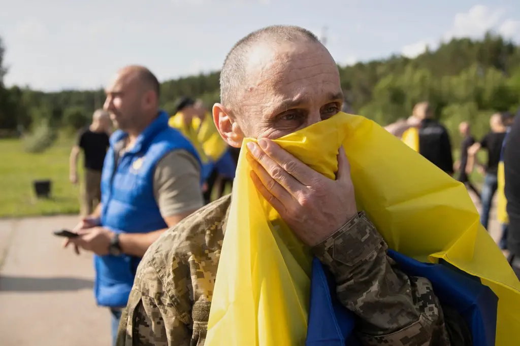 ▲俄羅斯與烏克蘭交換陣亡士兵遺體，並將互換重傷士兵。圖為獲釋的烏克蘭士兵。（圖／美聯社／達志影像）