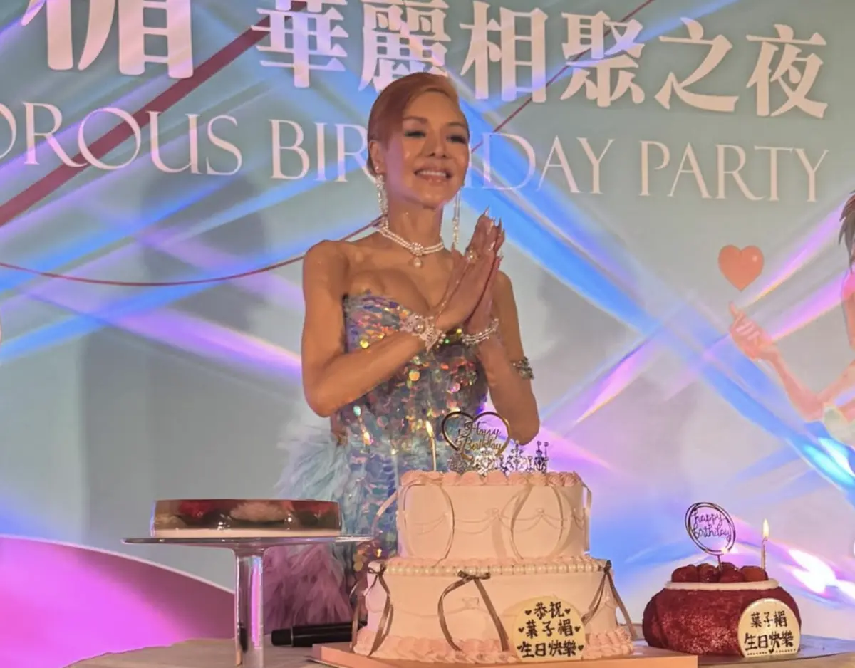 ▲「波霸」葉子楣（如圖）提前慶祝59歲生日，造型被稱「宛如芭比」，傲人的上圍依舊豐滿，但整個人被網友嫌有些太瘦，應該要再多些肉才好看。西洋美魔女伊莉莎白赫莉慶祝60大壽的方式則是拍了全裸不露點的照片，繼續性感到底。（圖／摘自IG）