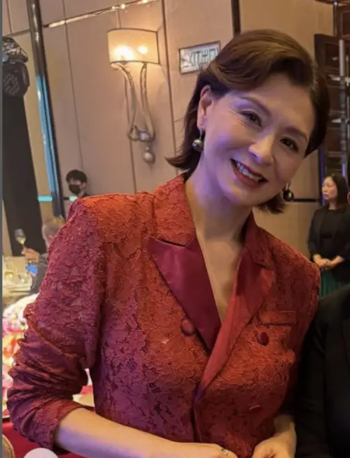 ▲年輕時也是性感女神的夏文汐(如圖),也來參加葉子楣的提前慶生宴會,打扮莊重優雅不少。(圖/摘自IG) ▲年輕時也是性感女神的夏文汐(如圖),也來參加葉子楣的提前慶生宴會,打扮莊重優雅不少。(圖/摘自IG)