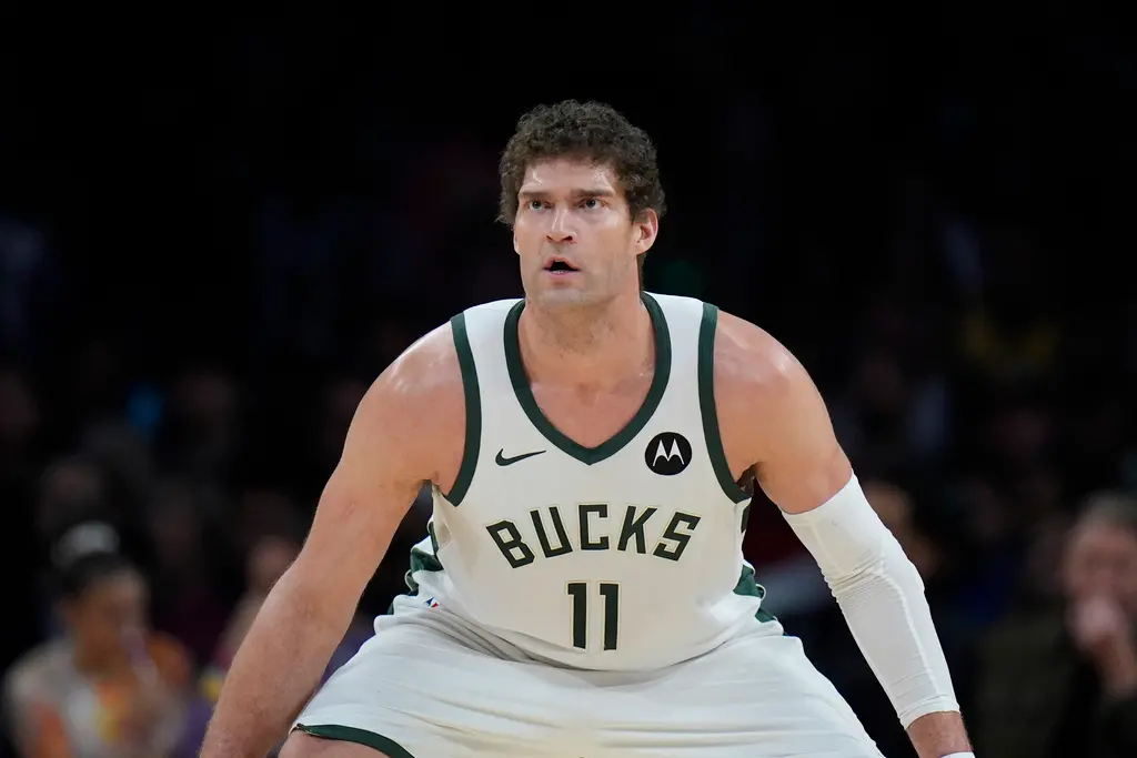 ▲湖人的「中鋒補完計劃」近期正式啟動，經過風險評估與現實考量後，將以「迷你中產」為出發點，目標鎖定在3位具備季後賽經驗的禁區長人上，其中36歲的Brook Lopez就是最合適選項，有望回鍋湖人。（圖／美聯社／達志影像）