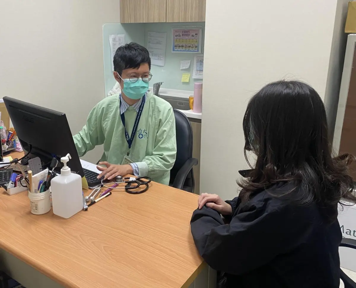 ▲蘇柏維醫師說明定期健檢可掌握常見慢性病的風險，有助及早治療。（圖／新竹台大分院提供）