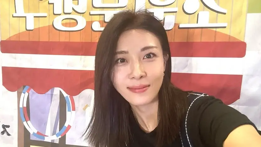 ▲韓國知名女星河智苑（如圖）日前在IG更新一系列工作照，其中一張意外撞哏台灣歌手瘦子的迷因名場面「後面有車」，意外讓台灣粉絲都笑翻，而她46歲的絕佳狀態，也讓粉絲們直呼：「狀態真好！」（圖／翻攝自河智苑IG）