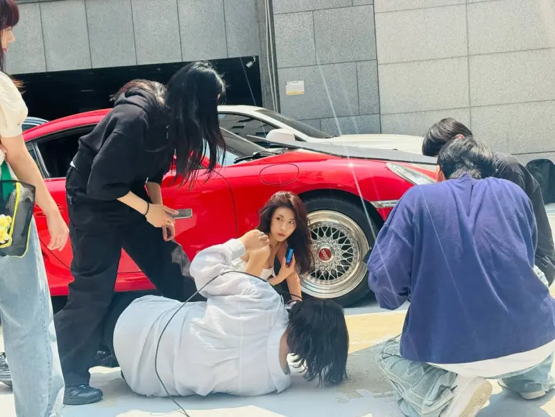 ▲河智苑(中)意外撞哏「後面有車」迷因場面。(圖/翻攝自河智苑IG)