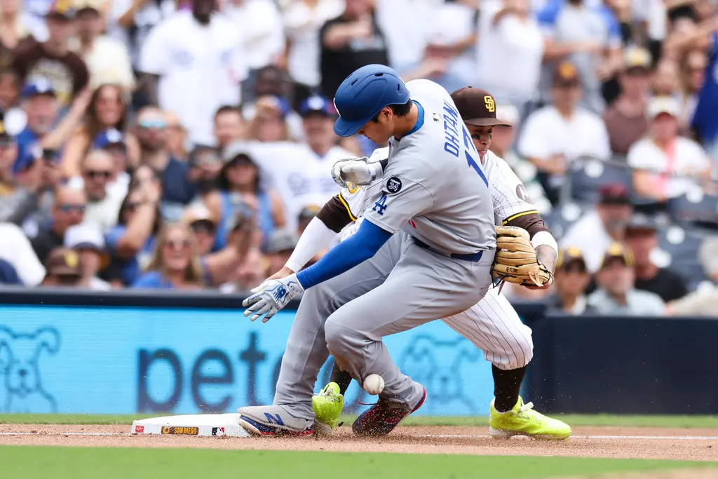 ▲洛杉磯道奇在今（12）日於客場以5：2擊敗聖地牙哥教士，在本季首次交手中以2勝1敗取勝。比賽尾聲驚現驚險一幕，球星大谷翔平在奔向三壘時與對方球員發生碰撞，讓現場及電視機前的球迷一度捏把冷汗。賽後，道奇總教練Dave Roberts強調：「翔平他沒事。」（圖／美聯社／達志影像）