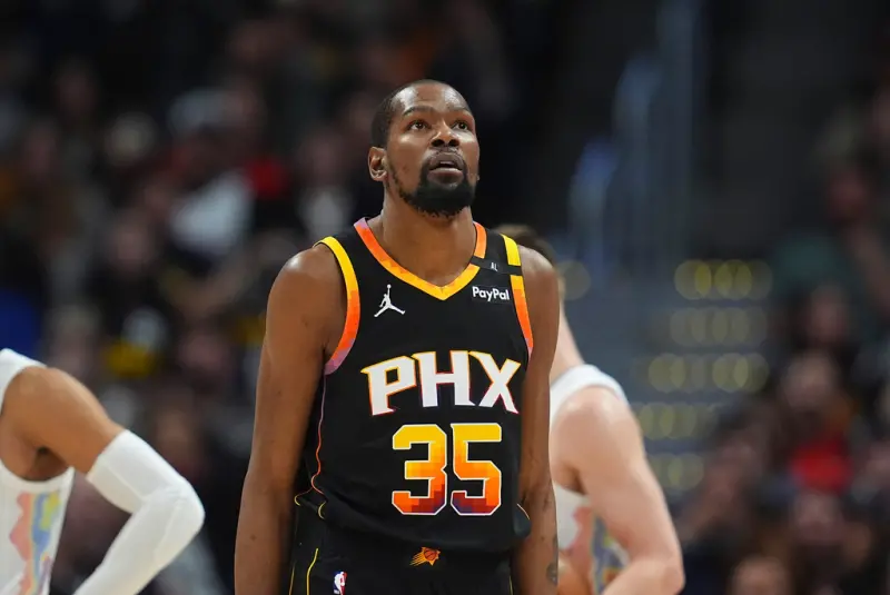 ▲NBA球星Kevin Durant確定交易至休士頓火箭，震撼聯盟。這筆交易不僅讓太陽送走當家球星，也使球隊在短短兩年內從強權「光速崩盤」，令專家難以置信。（圖／美聯社／達志影像）