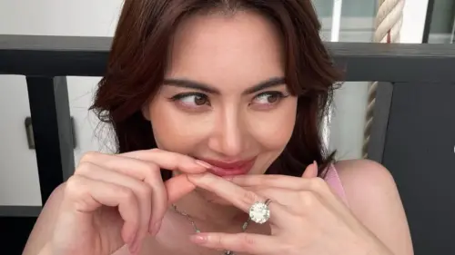 ▲飾演泰國驚悚片《淒厲人妻》中鬼妻娜娜的33歲泰國女星Mai（如圖），宣布要和交往七年的男友Ter結婚，她也在社群中曬出超大鑽戒，閃瞎許多粉絲。（圖／Mai IG）