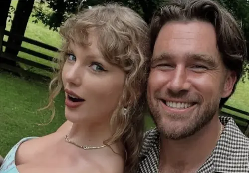 ▲泰勒絲（左）與男友崔維斯凱爾西（右）分別是演藝界和體育界的紅人，各自工作都滿檔，要等到他們同時都有空檔，能夠一起出現，需要花時間安排、協調。（圖／摘自IG）