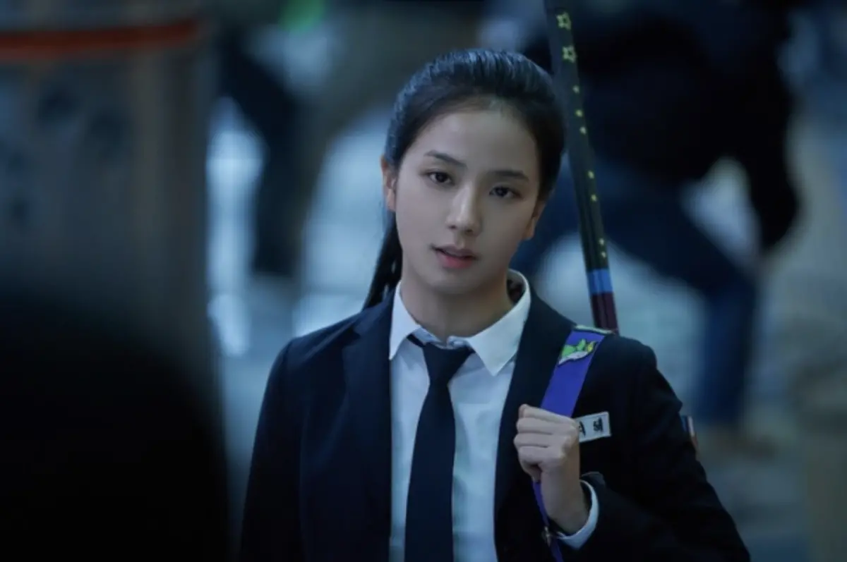 ▲BLACKPINK成員Jisoo是《全知讀者視角》的要員之一，坦言拍攝時「有點寂寞」，跟她的團體目前「單飛不解散」的狀態相似。（圖／《全知讀者視角》劇照）