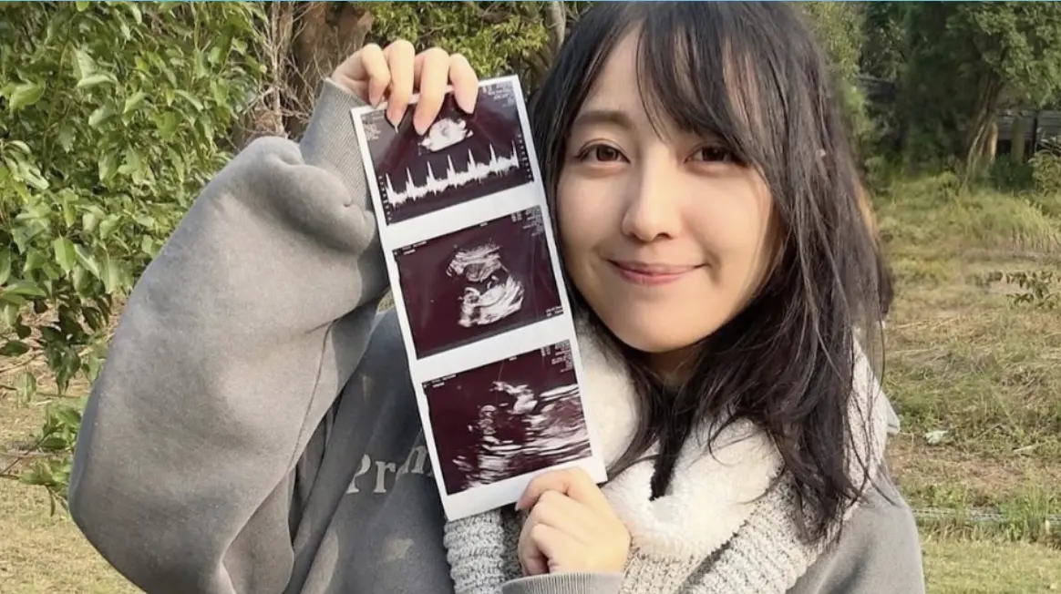 ▲人氣漫畫家織織（張子涵；如圖）煎熬17個小時後，今（12）日早晨誕下1名寶寶「栗子」，並透露痛到一半地震侵擾，一切來得措手不及，導致她什麼都沒準備，驚險過程全曝光。（圖／翻攝自chichinote）