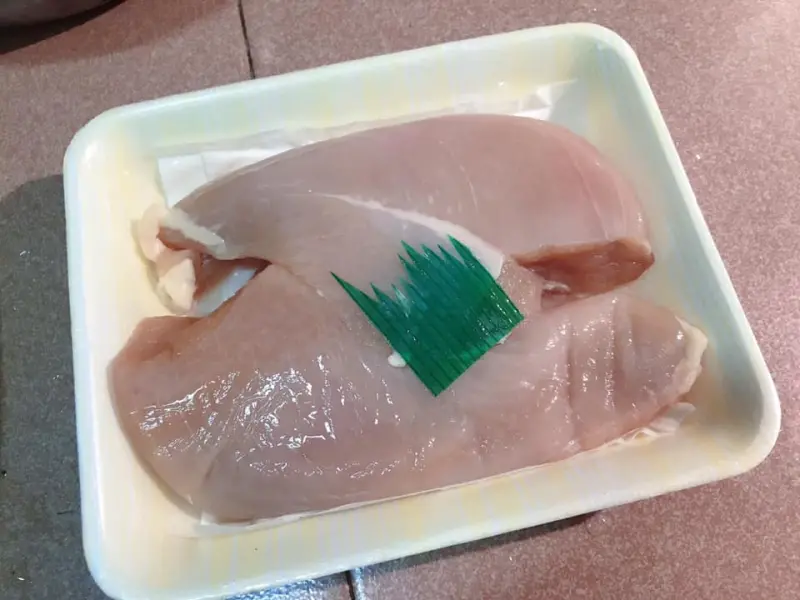 雞肉「多一片綠葉」有啥用途？食品廠員工揭正解　眾讚：長知識了