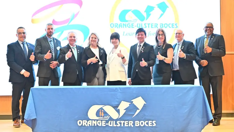 ▲高市府回訪紐約橘郡姊妹市，由教育局長吳立森代表高雄市與橘郡簽署教育合作備忘錄，為師生創造更多國際學習交流與合作機會。（圖／高市府教育局提供）