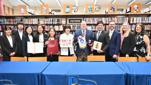 ▲高市府訪團見證高雄市小港高中與派恩布希高中(Pine Bush High School)正式完成姐妹校協議書簽署。(圖/高市府教育局提供) ▲高市府訪團見證高雄市小港高中與派恩布希高中(Pine Bush High School)正式完成姐妹校協議書簽署。(圖/高市府教育局提供)