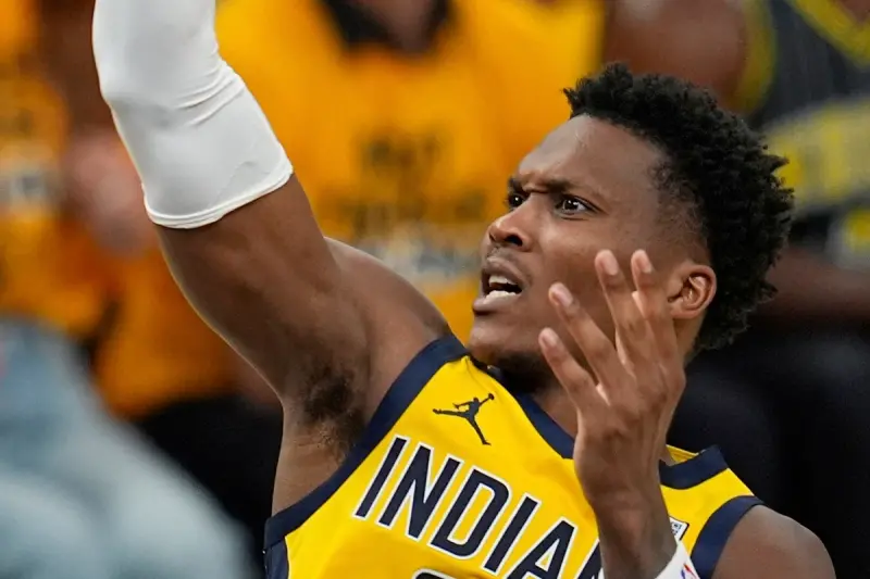 ▲2025NBA美國職籃（National Basketball Association）第三戰， 印第安納溜馬主場迎戰奧克拉荷馬雷霆，溜馬上半場靠著板凳奇兵Bennedict Mathurin替補登場狂砍27分，兩位主將Tyrese Haliburton和Pascal Siakam聯手砍下43分，終場以116：107戰勝雷霆，系列賽2：1領先。（圖／美聯社／達志影像）