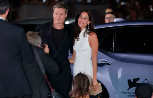 ▲布萊德彼特(左)和小女友伊妮絲迪拉蒙的感情甜蜜,去年曾一起現身威尼斯影展活動,近來大都在卡梅爾市的莊園內享受兩人時光。(圖/美聯社/達志影像) ▲布萊德彼特(左)和小女友伊妮絲迪拉蒙的感情甜蜜,去年曾一起現身威尼斯影展活動,近來大都在卡梅爾市的莊園內享受兩人時光。(圖/美聯社/達志影像)