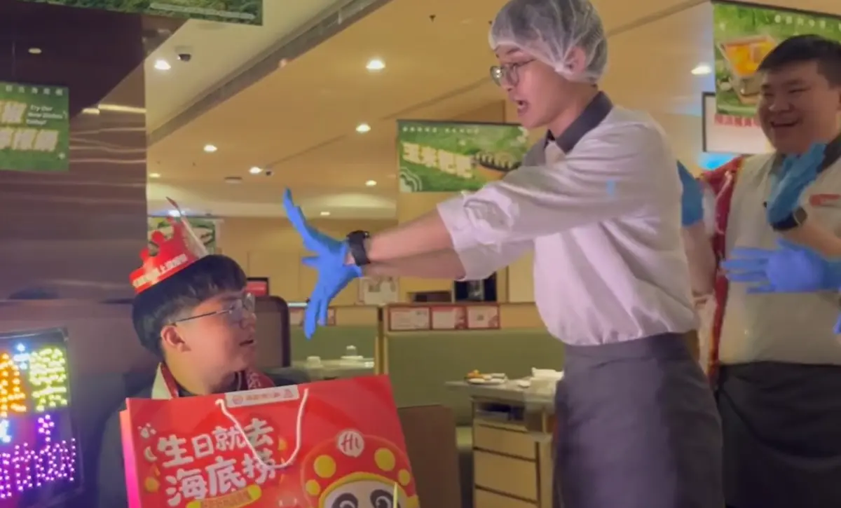 ▲有壽星到海底撈原本想要求「I人方式」慶生，沒想到馬上被店員給拒絕，甚至更賣力大聲地為他又唱又跳生日歌，讓壽星瞬間社死超尷尬。（圖／Threads@weng06_授權提供）