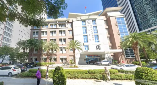 不滿管教?台中2私校生廁所伏擊 木棍打到斷、老師腦震盪送醫 ▲台中市警局第六分局已受理該起學生攻擊老師的暴力事件。(圖/翻攝google街景圖,2025.06.12)