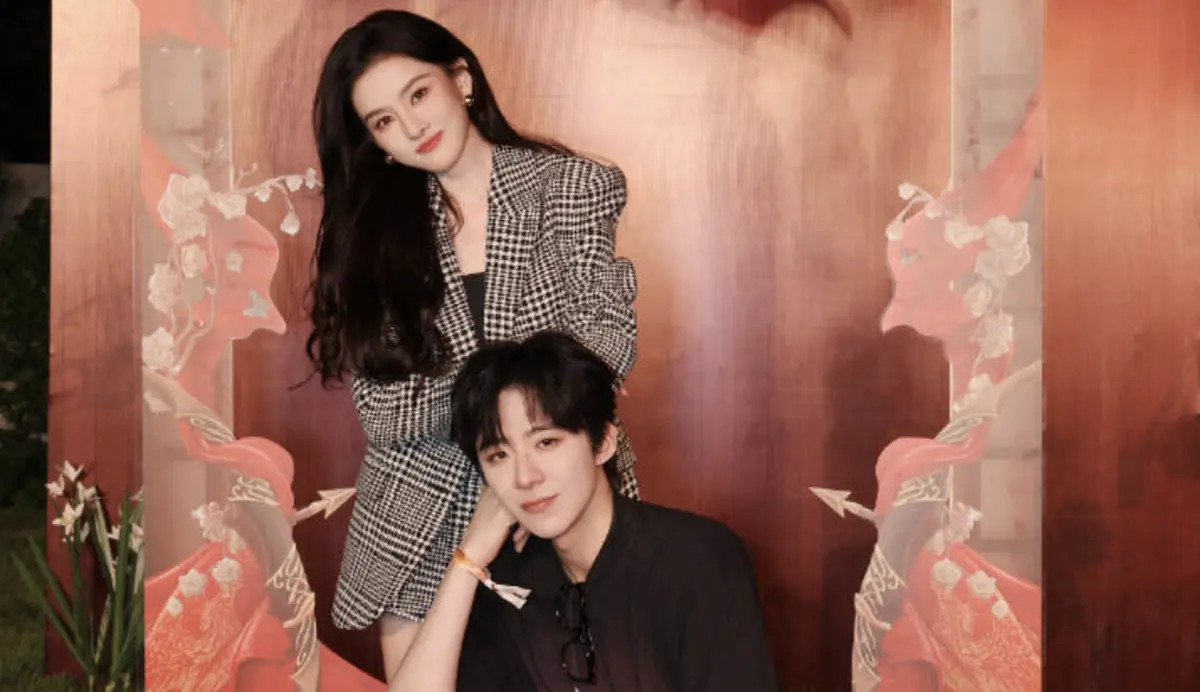 ▲《折腰》宋祖兒（後）和劉宇寧（前）在劇中先婚後愛，在拍攝現場超甜互動也曝光，楊超越還脫口兩人是「洗澡關係」，讓同劇演員何泓姍傻眼。（圖／翻攝自微博）