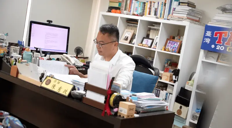 ▲台灣蠻野心足前理事長陳憲政接受NOWnews專訪，說明這份判決確認環團可替白海豚提告，極具意義。（圖／記者王郁勳攝）