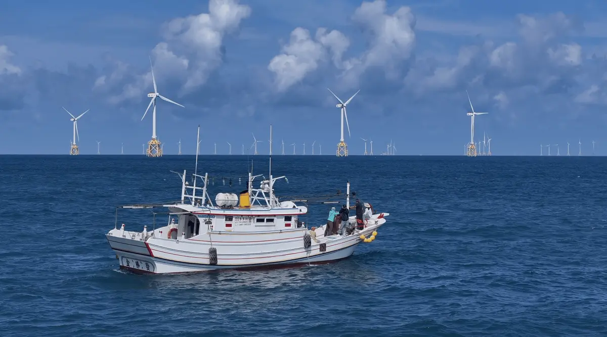 ▲NOWnews採訪團隊，隨環團出海調查白海豚棲息地，圖為台電離岸風電一期示範風場。（圖／簡毓群提供）