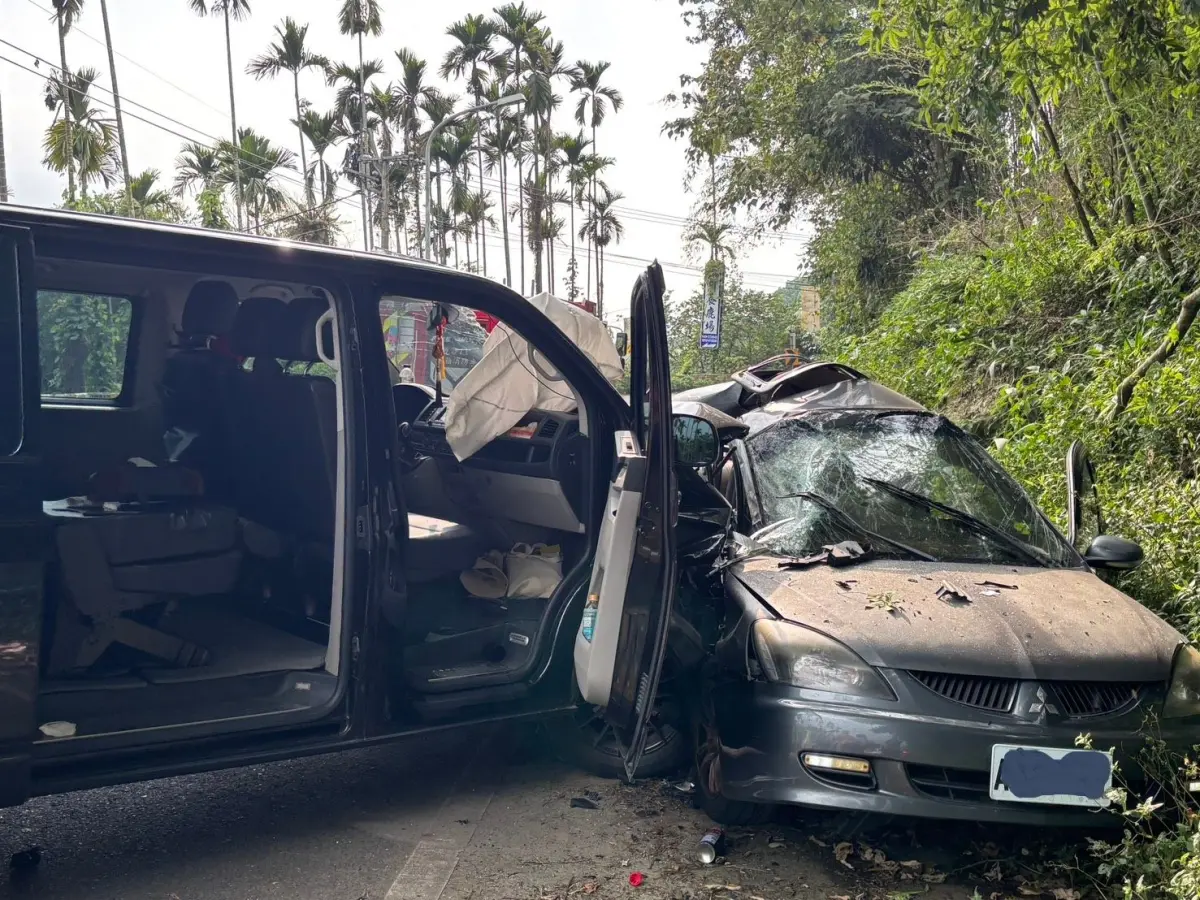 ▲溪頭發生嚴重車禍，轎車駕駛酒駕逆向對撞廂型車，8人送醫。（圖／翻攝畫面）