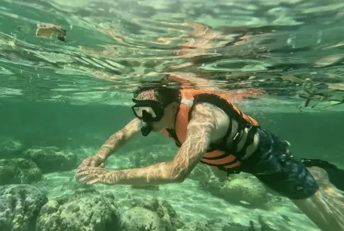 ▲詹姆士為《行！鬥陣出國去！》下海浮潛，把多年前在印尼海泳時差點滅頂的陰影拋開。（圖／公視台語台提供）