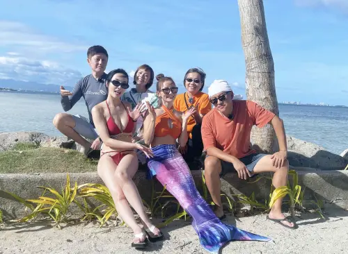 ▲林莎（前排中）在菲律賓的海邊化身為美人魚。（圖／公視台語台提供）