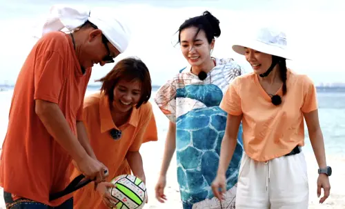 ▲林莎（右起）、舒子晨、黃姵嘉看著詹姆士把夾腳拖鞋穿壞、為了小錢損失大錢，都不禁微笑。（圖／公視台語台提供）