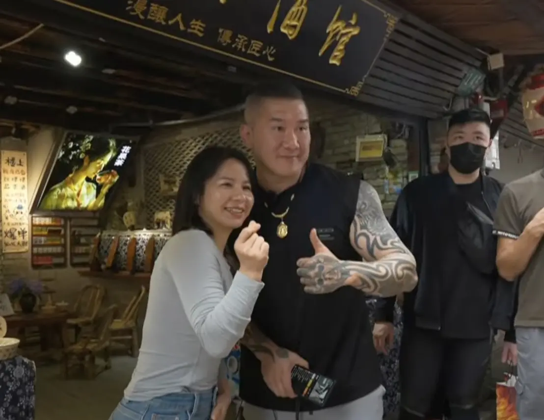 ▲館長陳之漢赴中旅遊，面對批評聲浪，公開邀請八炯、陳柏惟同遊中國，一起揭發他的假面具。（圖／翻攝自館長惡名昭彰）