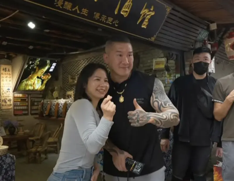 ▲館長陳之漢赴中旅遊，面對批評聲浪，公開邀請八炯、陳柏惟同遊中國，一起揭發他的假面具。（圖／翻攝自館長惡名昭彰）